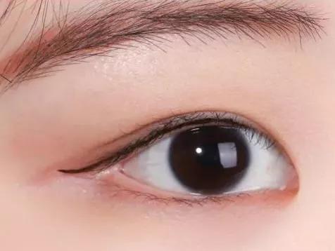 单睑做眼线的诀窍，做眼线后明眸明显的更有吸引力？